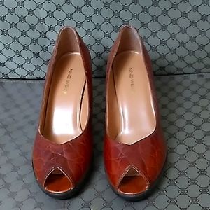 Nine West size 7.5 brown leather upper
